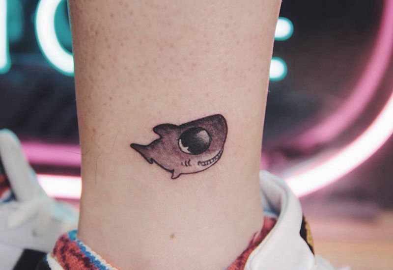 小鲨鱼纹身图片_腿部New School纹身图案