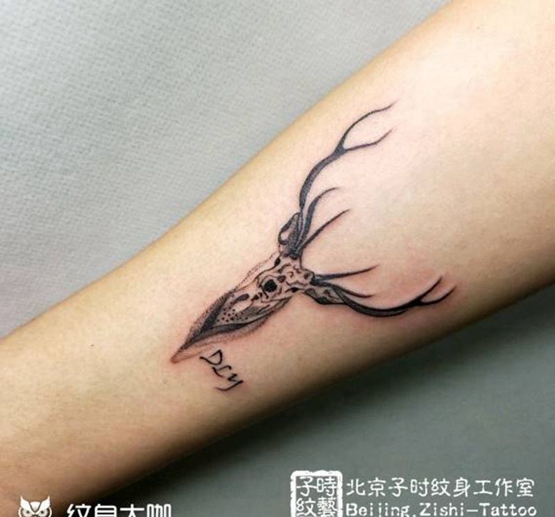 小鹿纹身图片_手臂纹身图案