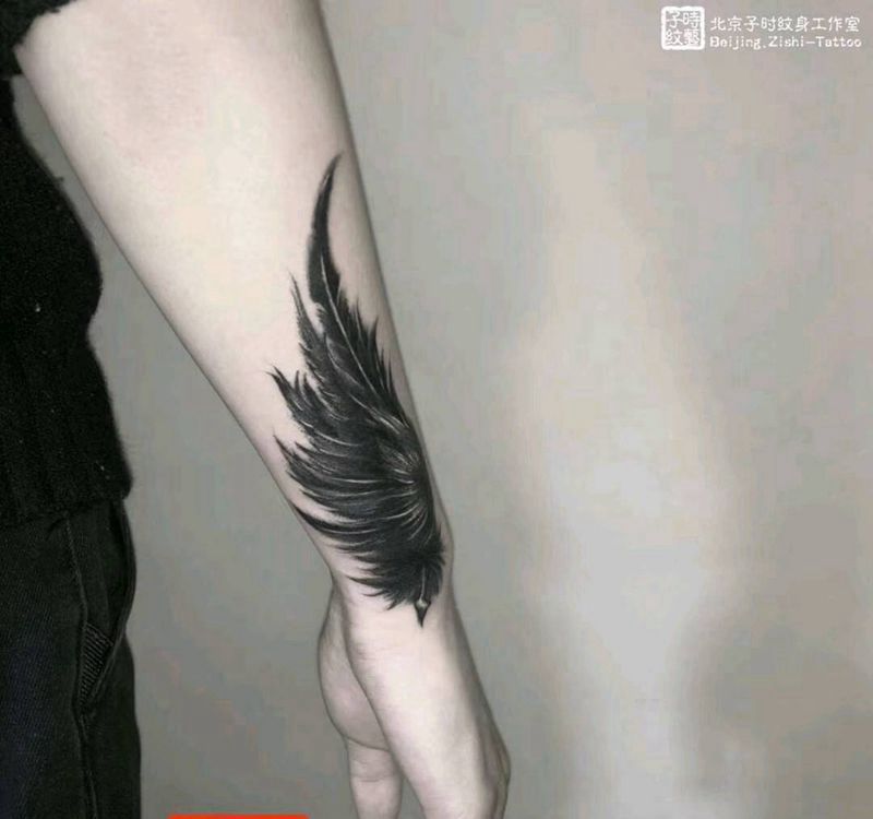 羽翼纹身图片_手臂欧美写实遮盖纹身图案