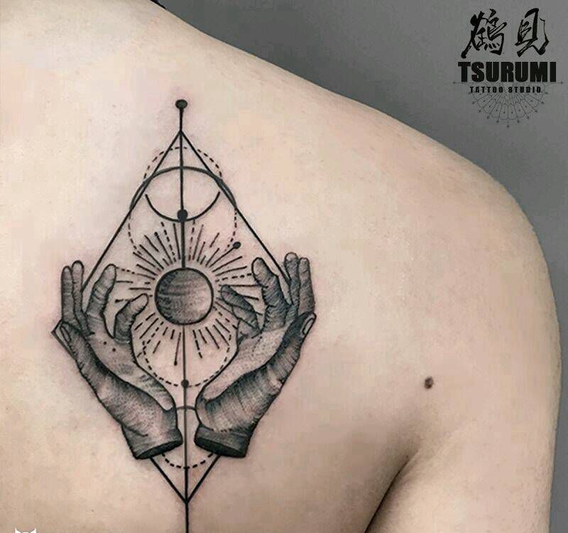 鹤见原创私人定制刺青【太阳】纹身图片_背部清新几何原创成品纹身图案