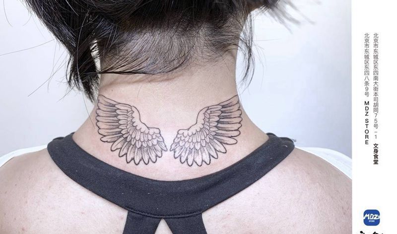 翅膀纹身图片_颈部点刺纹身图案