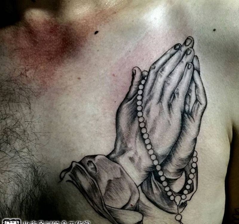 祈祷之手纹身图片_胸部欧美写实纹身图案