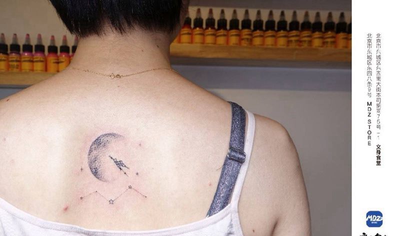 宇宙纹身图片_背部几何清新纹身图案