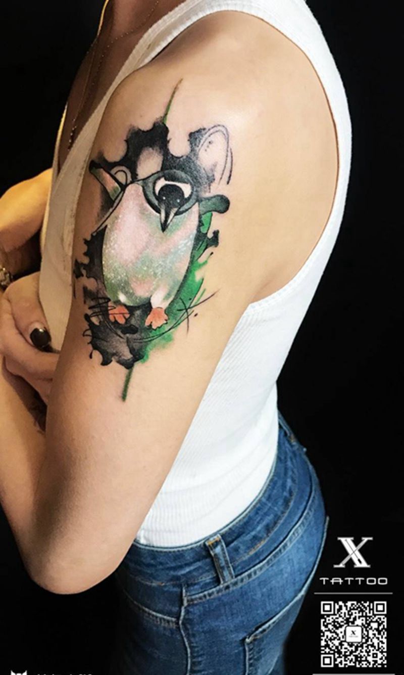 企鹅纹身图片_成品肩部手臂欧美清新写实动物原创概念纹身图案