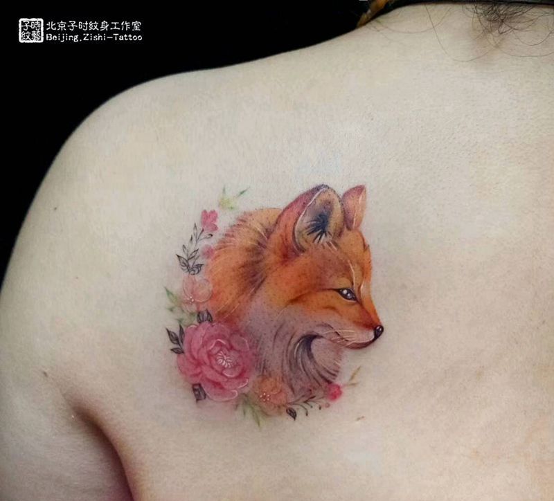 狐狸纹身图片_肩部水彩纹身图案