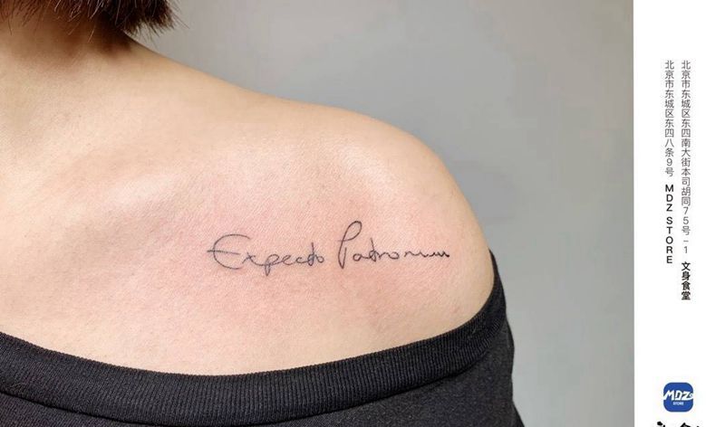 无标题纹身图片_肩部英文纹身图案