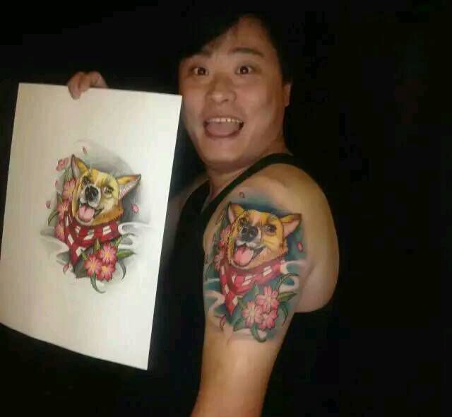 狗狗小车纹身图片_手臂肖像清新动物成品手稿插画纹身图案