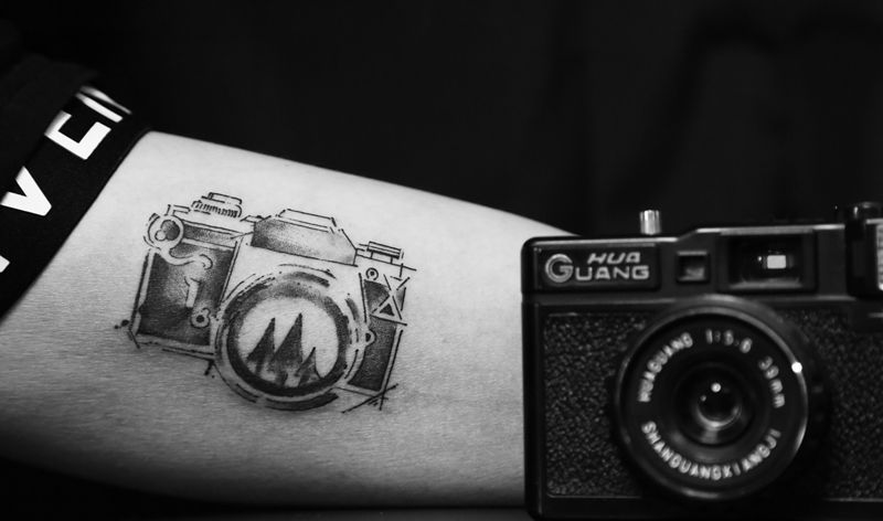 相机纹身图片_手臂水墨几何纹身图案