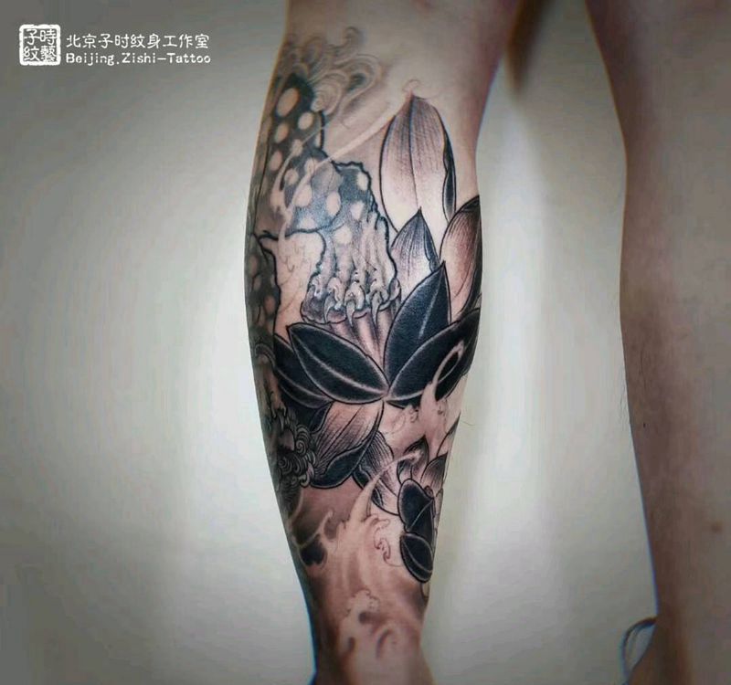 荷花纹身图片_腿部老传统纹身图案