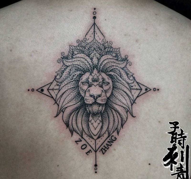 狮子纹身图片_背部点刺几何纹身图案