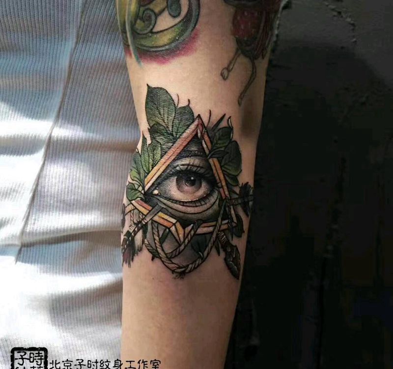 上帝之眼纹身图片_手臂Old School纹身图案