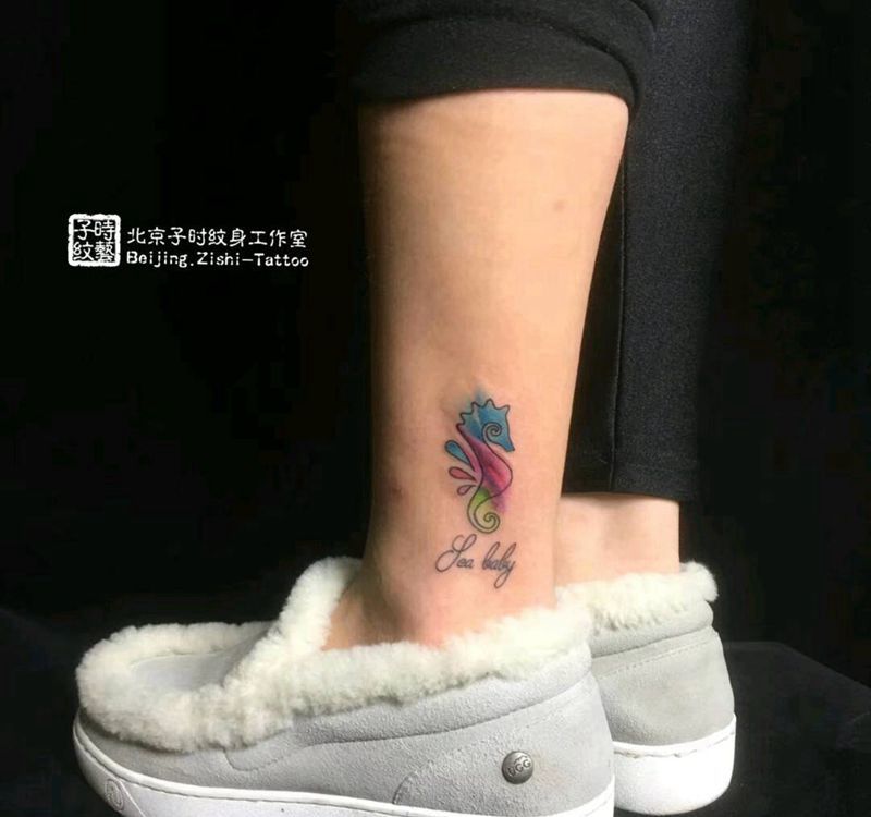 海马纹身图片_腿部水彩纹身图案
