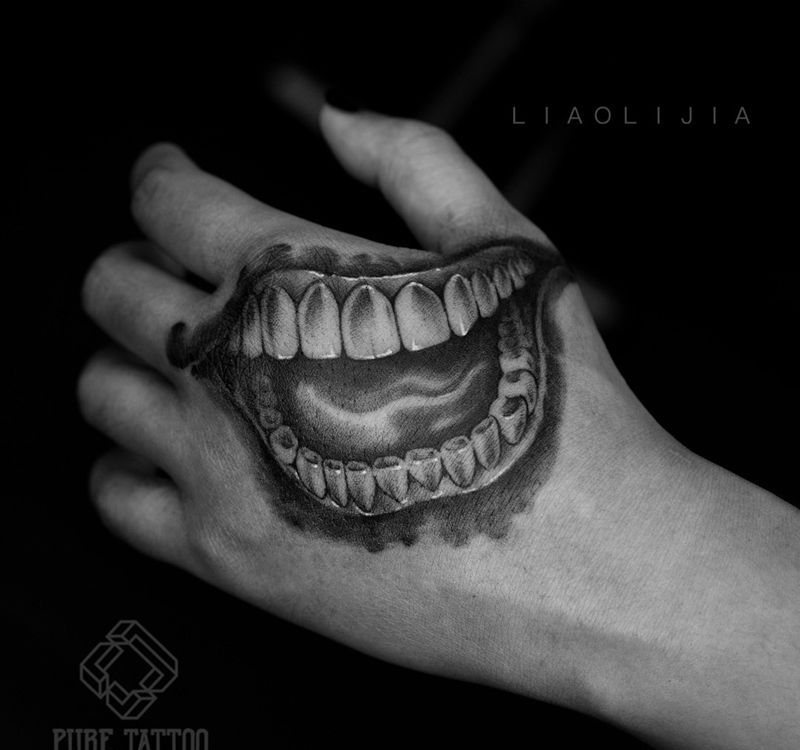 Let’s put a smile on that face。纹身图片_成品写实原创手部纹身图案