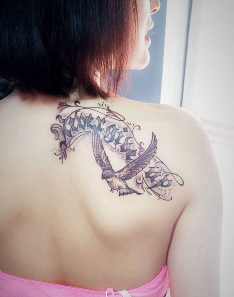 京都墨客刺青纹身图片_成品手稿臀部清新燕子字母纹身图案