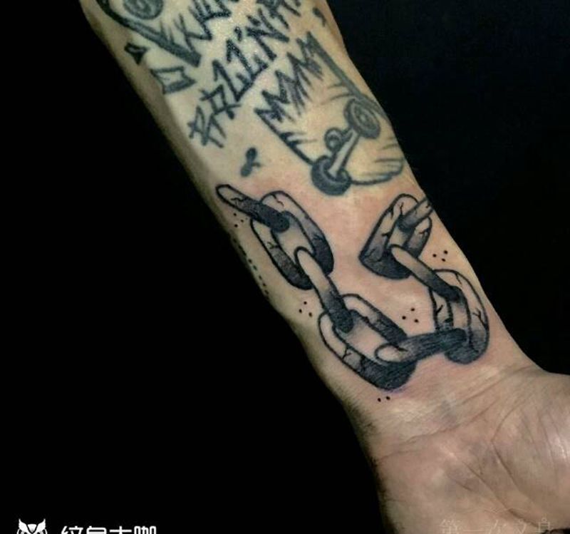 school拼花臂纹身图片_手臂欧美静物成品纹身图案