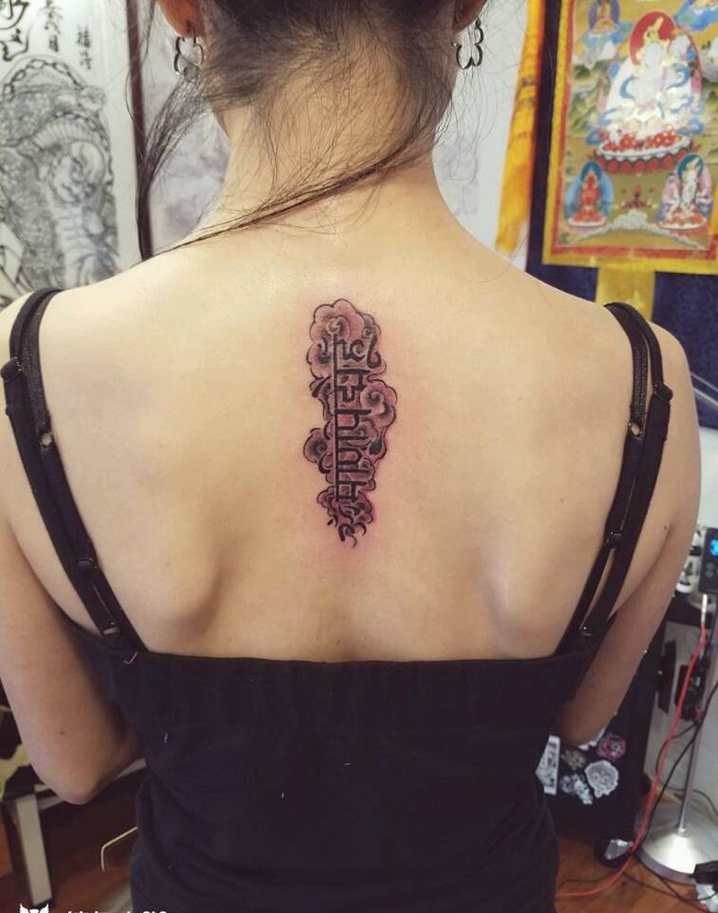 原创设计，六字真言！纹身图片_背部传统习俗字符宗教原创成品纹身图案