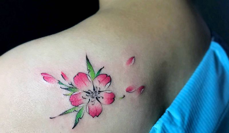 桃花纹身图片_肩部背部手臂腿部欧美写实植物桃花成品纹身图案