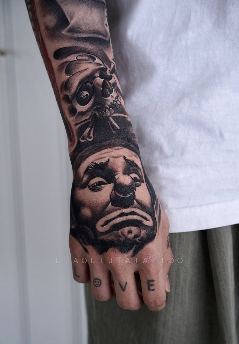 小丑骷髅与玫瑰纹身图片_手臂欧美写实小丑骷髅手面纹身图案