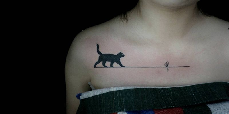 绳索上的猫咪纹身图片_胸部背部欧美清新动物成品纹身图案