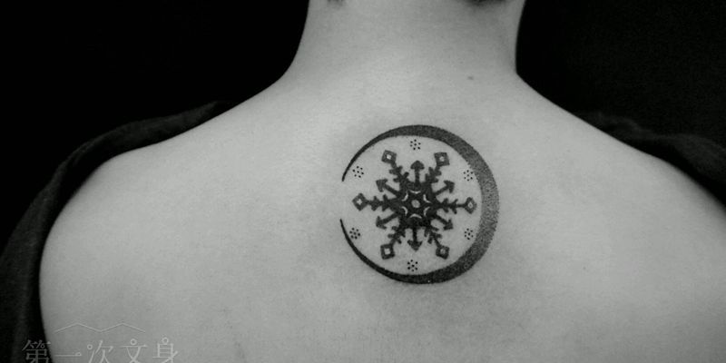 雪纹身图片_颈部欧美清新情侣成品纹身图案