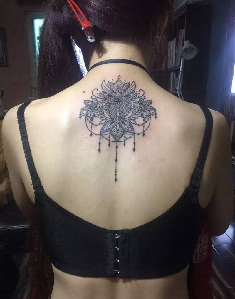 蕾丝纹身图片_颈部清新纹身图案