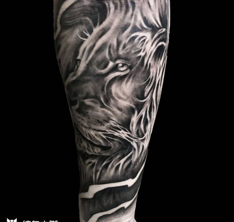 狮子纹身图片_手臂欧美写实纹身图案