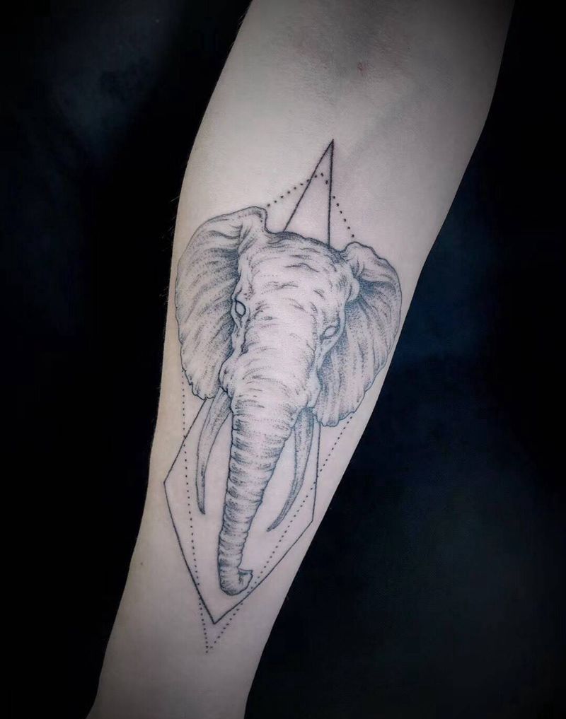 LOGO纹身纹身图片_手臂颈部几何点刺纹身图案