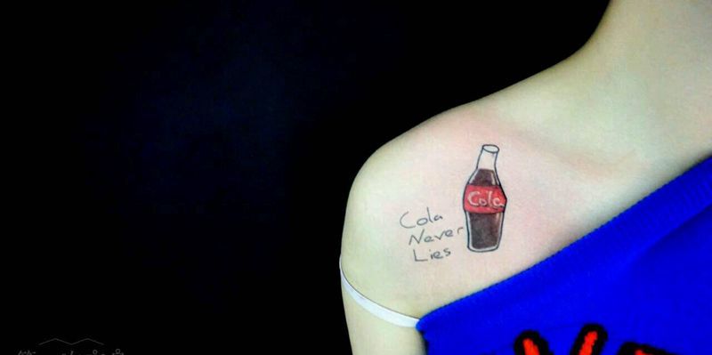 可乐纹身图片_肩部清新几何字符成品纹身图案