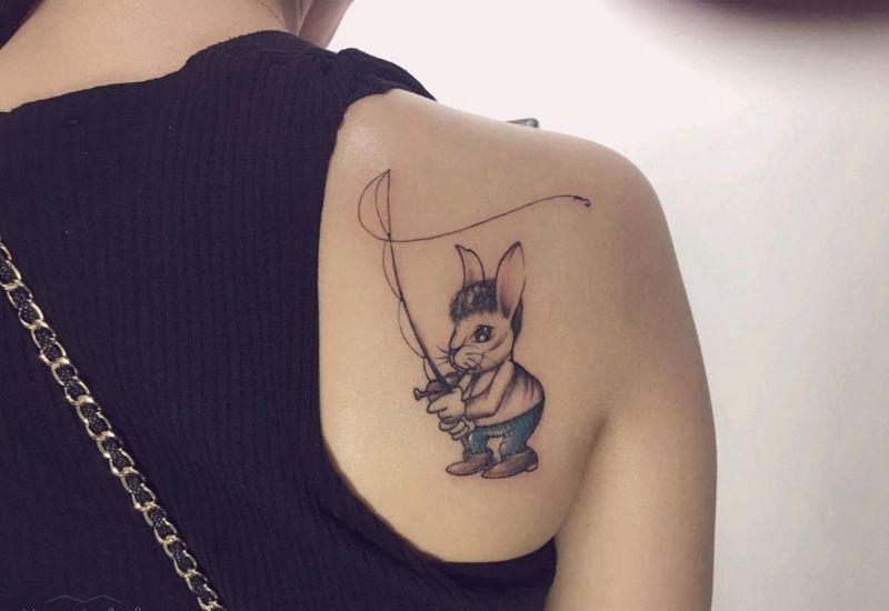 爱钓鱼的父亲纹身图片_背部清新动物原创兔子成品纹身图案