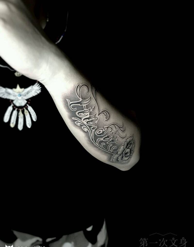 守护康乃馨纹身图片_胸部背部手臂腿部欧美字符原创成品纹身图案