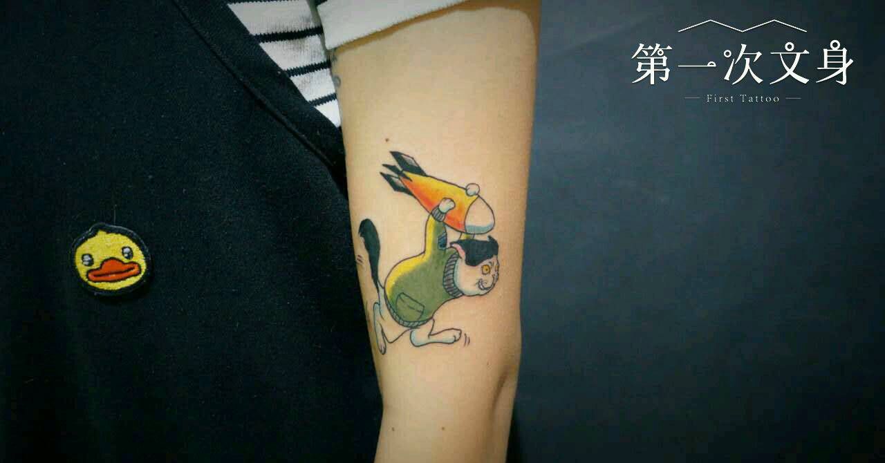 行走的炸弹猫纹身图片_肩部欧美人物成品纹身图案