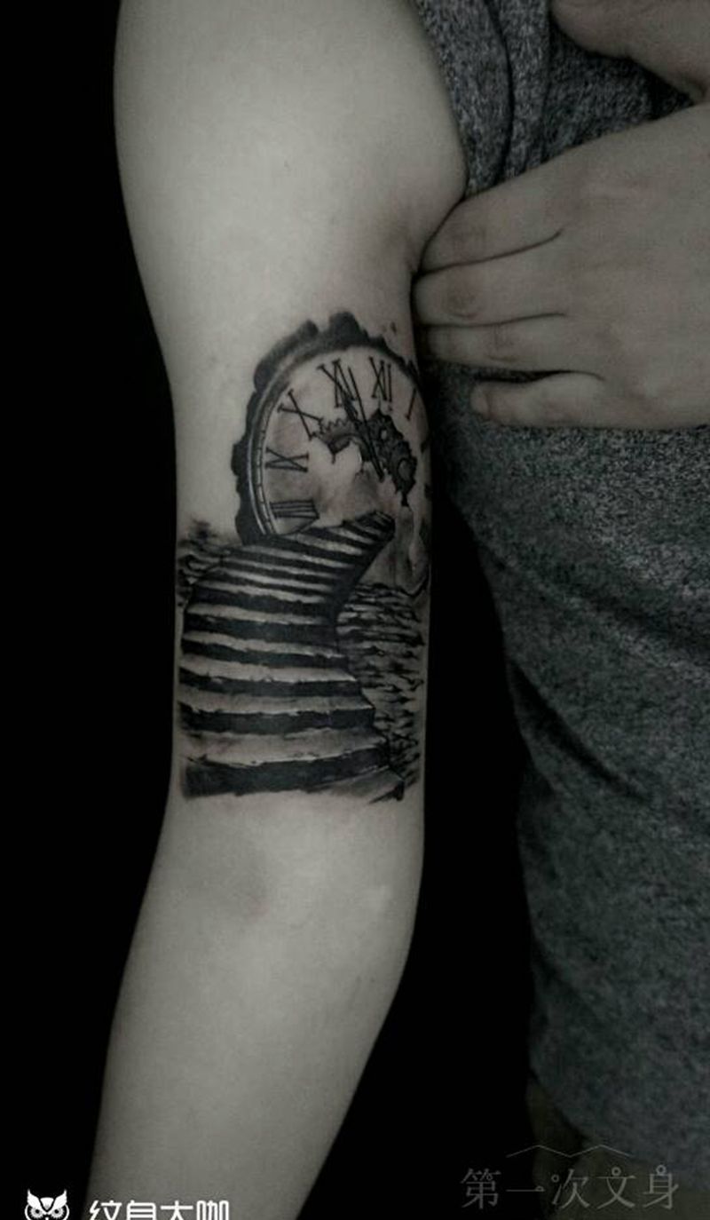 台阶时钟纹身图片_手臂欧美静物成品纹身图案