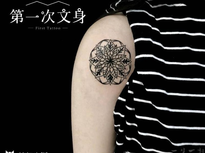 雪花Mandalay纹身图片_肩部图腾点刺纹身图案