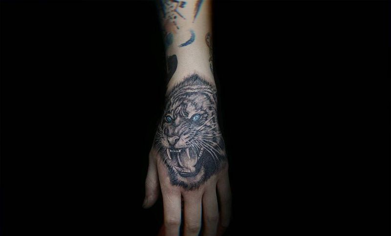 老虎纹身图片_手部欧美写实遮盖纹身图案