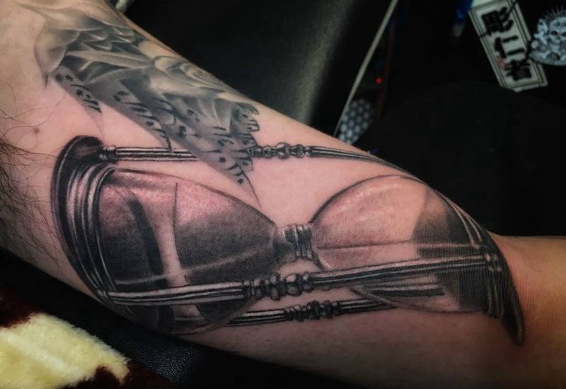 时光沙漏纹身图片_手臂欧美写实纹身图案