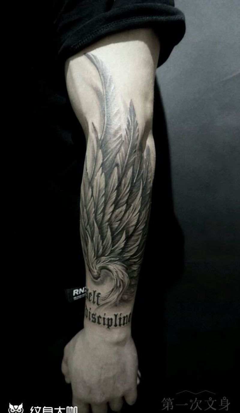 翅膀纹身图片_手臂欧美写实动物成品纹身图案