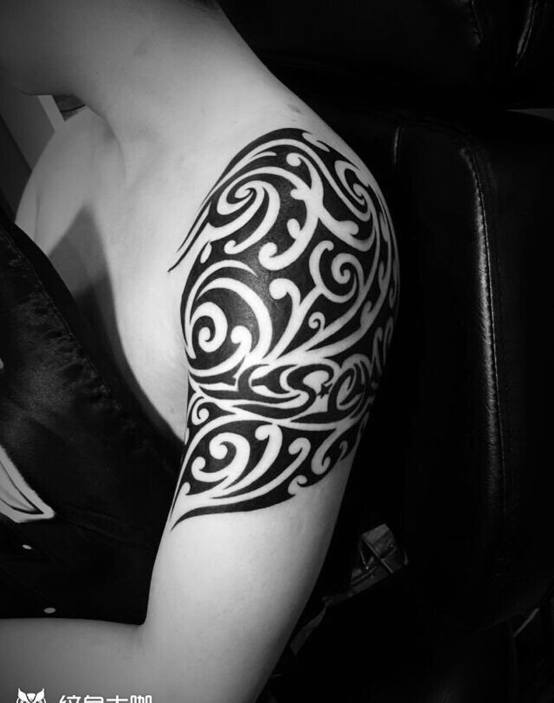 图腾纹身图片_手臂成品传统图腾字母纹身图案