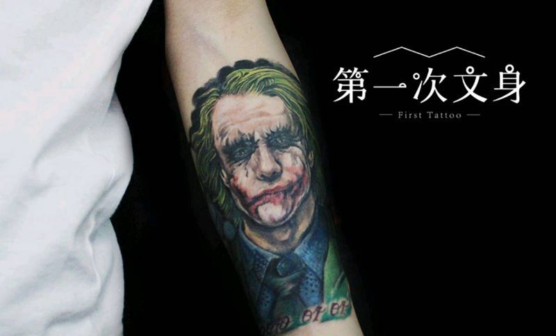 小丑纹身图片_手臂欧美写实纹身图案