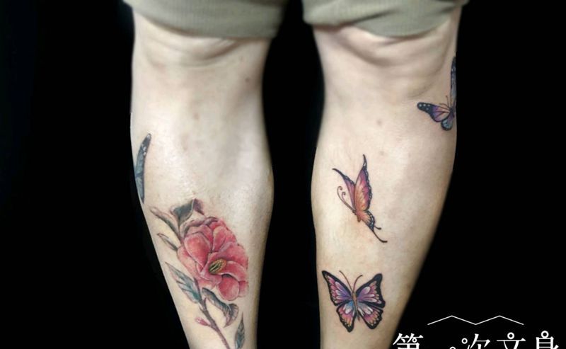 律动蝴蝶纹身图片_腿部水彩纹身图案