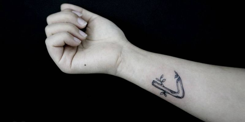 关于“L”的小枝丫纹身图片_肩部胸部背部手臂腿部清新几何植物原创成品纹身图案