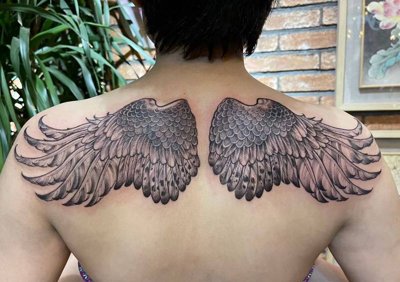 纹身/刺青/翅膀纹身图片_背部欧美写实翅膀纹身图案