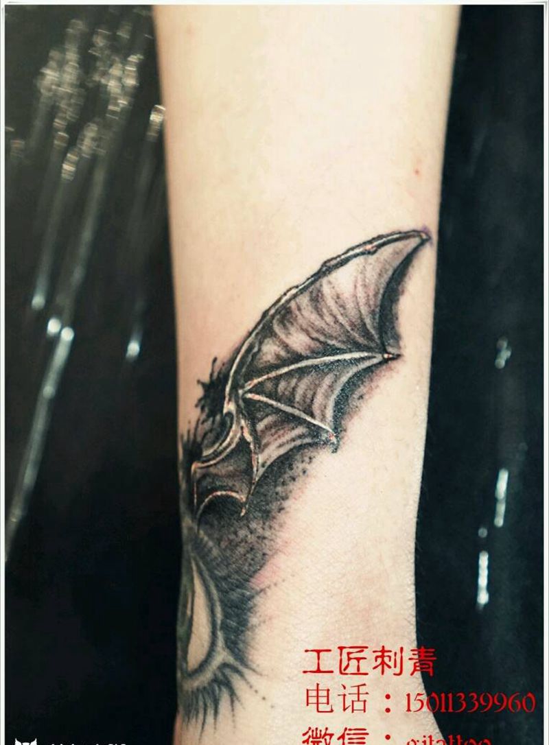 恶魔之翼纹身图片_手部纹身图案