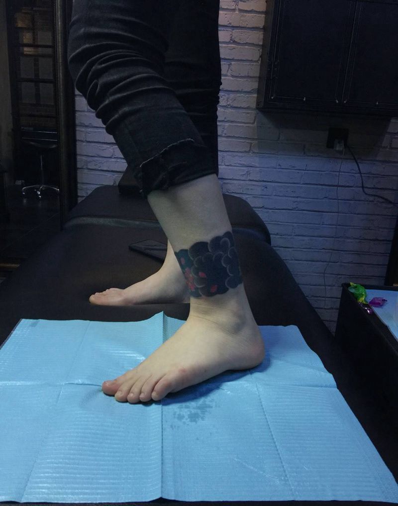 手绘 樱花环（遮盖）纹身图片_腿部成品原创纹身图案