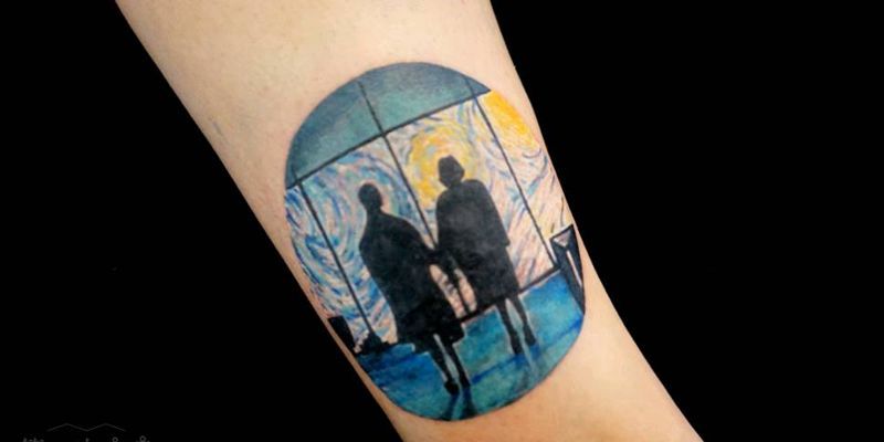 梵高和玻璃窗内的静谧纹身图片_肩部腰部背部手臂腿部欧美人物成品纹身图案