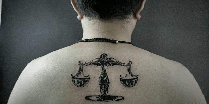 天秤座纹身图片_背部欧美几何成品纹身图案