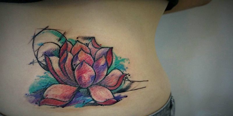 荷花遮盖修改纹身图片_腰部传统植物成品纹身图案