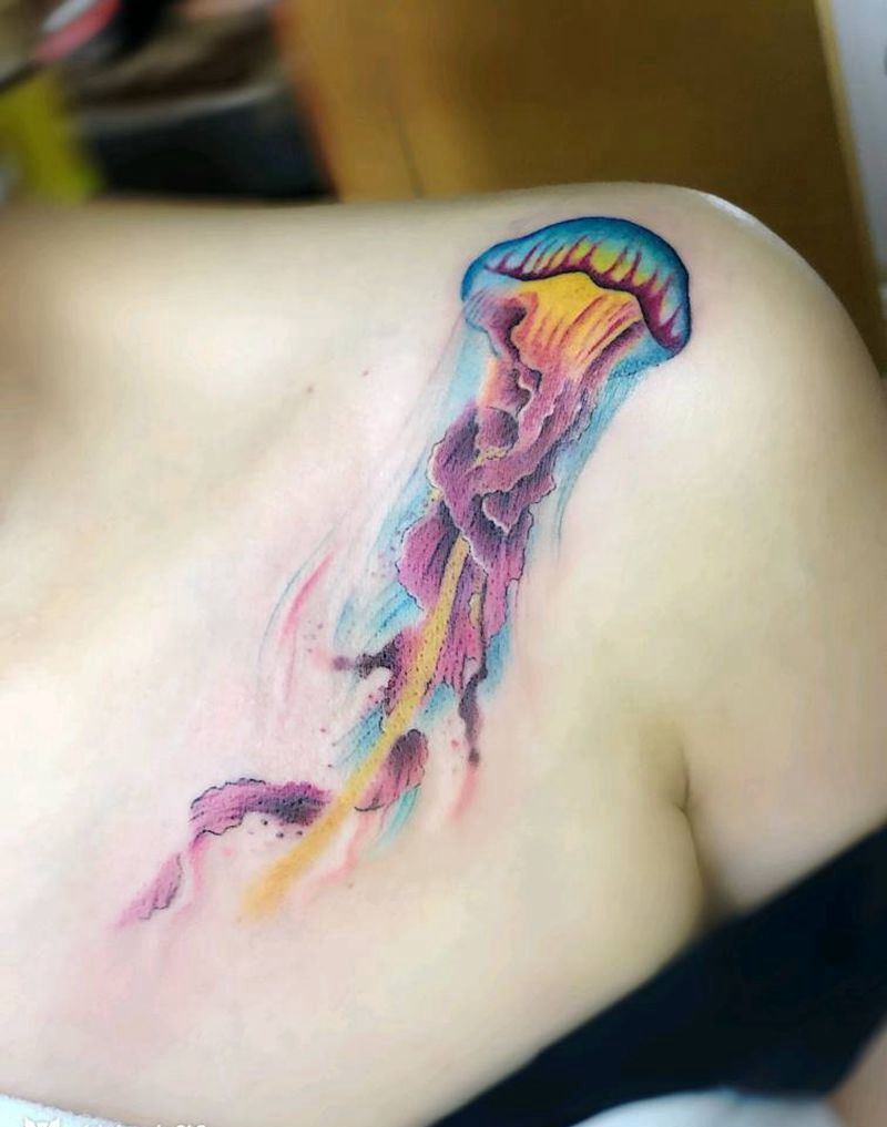 水母纹身图片_肩部欧美写实纹身图案