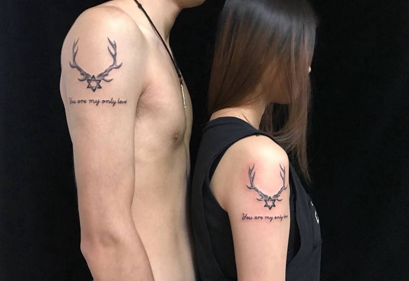 小鹿角纹身图片_手臂腿部欧美写实花体字纹身图案