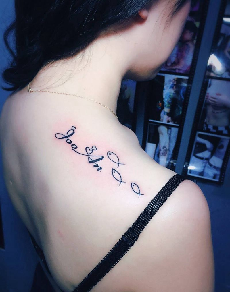 京都墨客刺青肩部纹身纹身图片_清新字母成品背部纹身图案