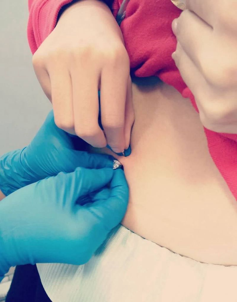 脐钉纹身图片_腹部纹身图案